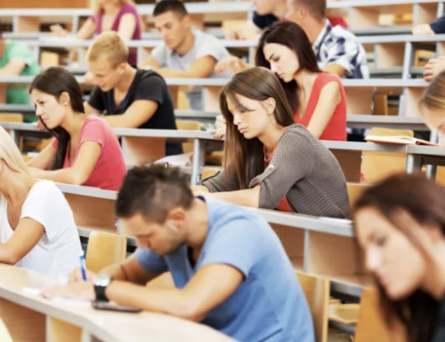 Program měnil romským studentům životy k lepšímu, vedení fakulty ale nepřišel spravedlivý.