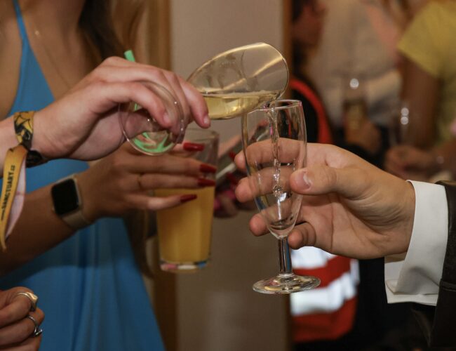 „Zalhala jsem, že beru antibiotika.“ Suchej únor učí, jak abstinovat pod nátlakem