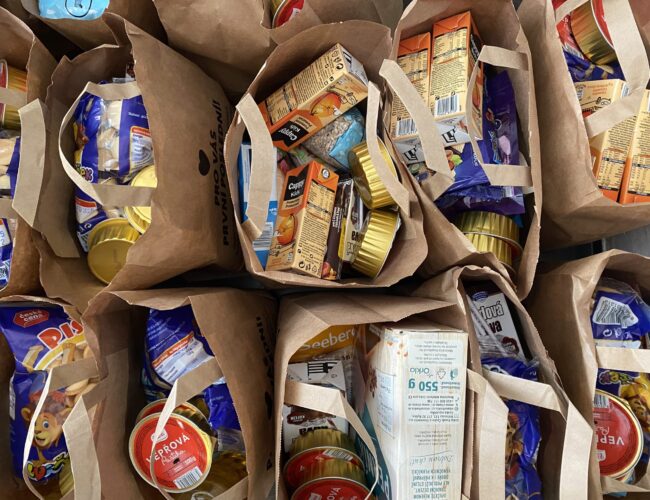 Potravinové banky pomáhají statisícům lidí ročně. Plánují i výdejní boxy