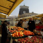Farmářské trhy na pražském „Jiřáku“ jsou zpět.  Lákají na lokální produkty i komunitní atmosféru