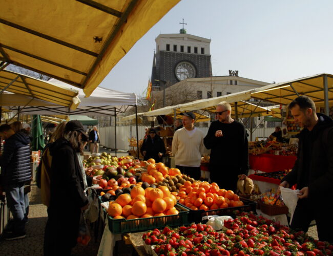 Farmářské trhy na pražském „Jiřáku“ jsou zpět.  Lákají na lokální produkty i komunitní atmosféru