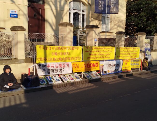 Čína je označuje za sektu. Hnutí protestovalo před ambasádou v Praze