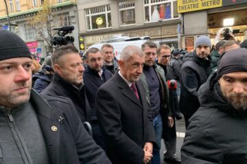 Sněmovna dnes rozhodne o budoucnosti Babiše s Okamurou. Nevydá je, míní opozice