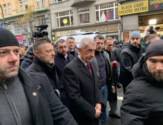 Sněmovna dnes rozhodne o budoucnosti Babiše s Okamurou. Nevydá je, míní opozice