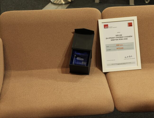 Nábytkem roku je modulární lavice do čekáren a recepcí