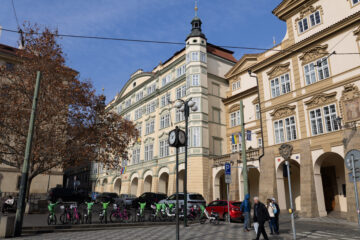 Imunita oddaluje soudy. Měla by chránit jen projevy, míní Rakušan