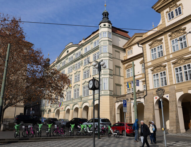 Imunita oddaluje soudy. Měla by chránit jen projevy, míní Rakušan