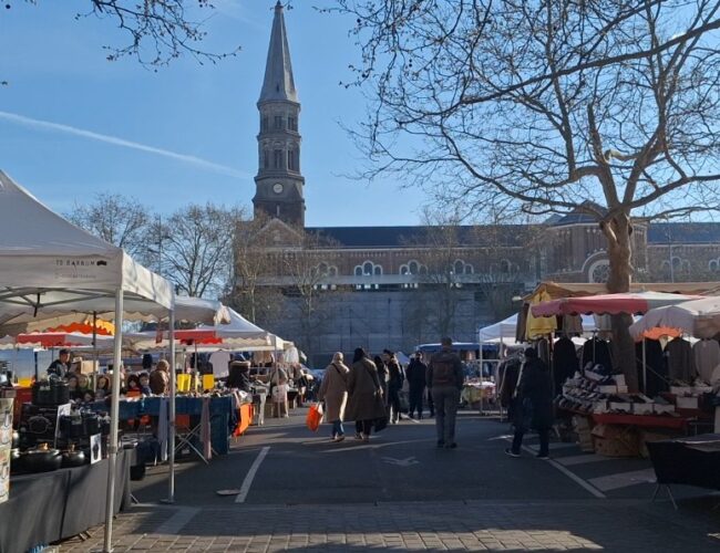 Tradiční trhy v Lille nabízí nejen sezónní zboží, ale i nedostatková vajíčka