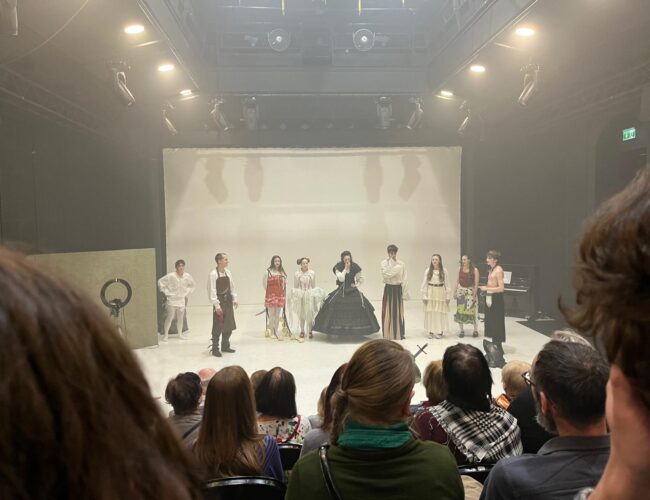 Změť jazyků a těl. DAMU představí dadaistickou inscenaci