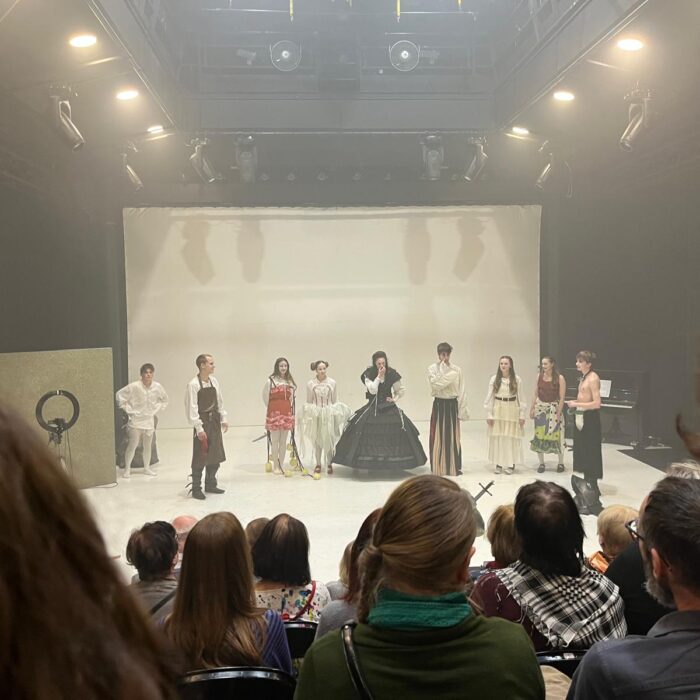 Změť jazyků a těl. DAMU představí dadaistickou inscenaci