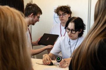 Od recyklovaných dekorací po mobilní aplikace: Studentské firmy vystavovaly v Galerii Harfa