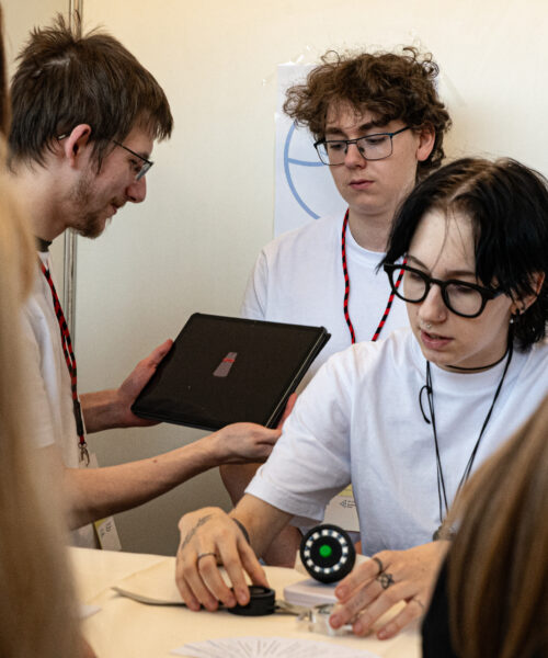 Od recyklovaných dekorací po mobilní aplikace: Studentské firmy vystavovaly v Galerii Harfa