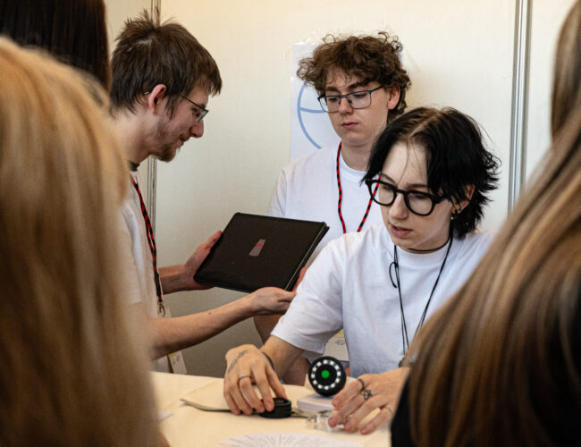 Od recyklovaných dekorací po mobilní aplikace: Studentské firmy vystavovaly v Galerii Harfa