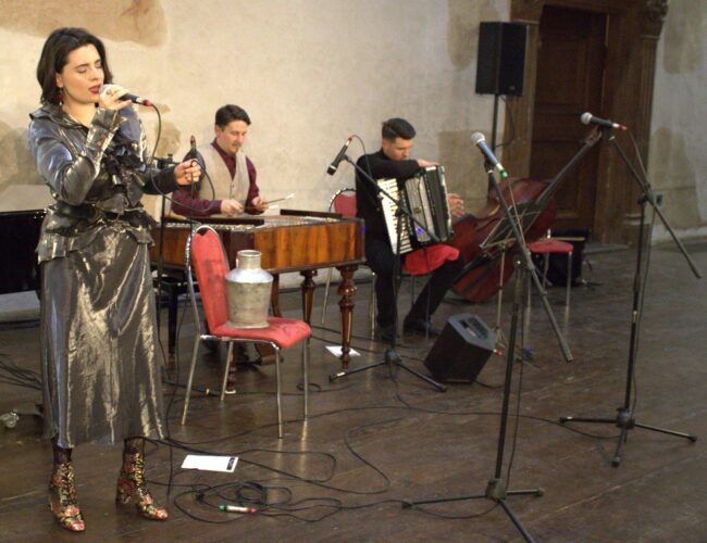 Vidící přicházejí o strašnou spoustu krásných věcí, říká průvodce Neviditelné výstavy