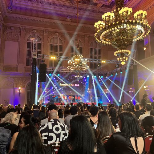 Romové v říši divů: Galavečer na Žofíně zakončil národní oslavy romské hrdosti a kultury