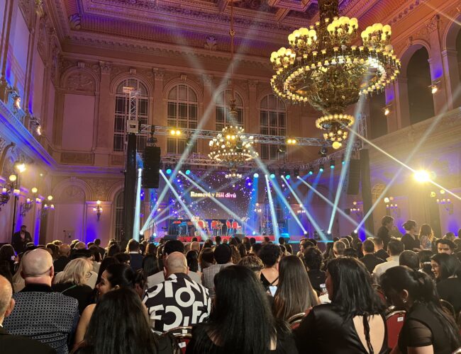 Romové v říši divů: Galavečer na Žofíně zakončil národní oslavy romské hrdosti a kultury