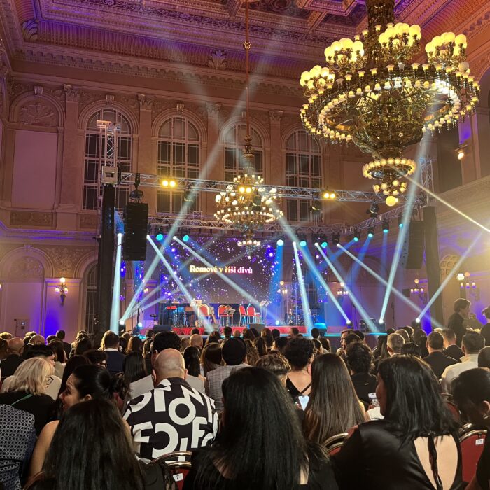 Romové v říši divů: Galavečer na Žofíně zakončil národní oslavy romské hrdosti a kultury