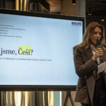 Typický Čech nosí ponožky v sandálech a bydlí v oranžovém paneláku, ukázal výzkum