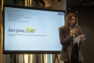 Typický Čech nosí ponožky v sandálech a bydlí v oranžovém paneláku, ukázal výzkum