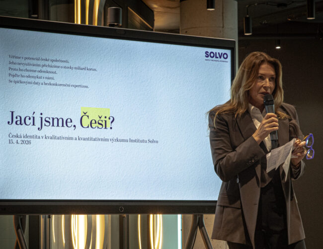 Typický Čech nosí ponožky v sandálech a bydlí v oranžovém paneláku, ukázal výzkum