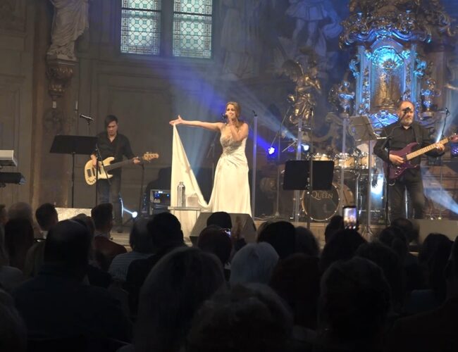 Vzpomínat v tom nejlepším. Pražský kostel rozezněl koncert k nedožitým narozeninám Ivety Bartošové