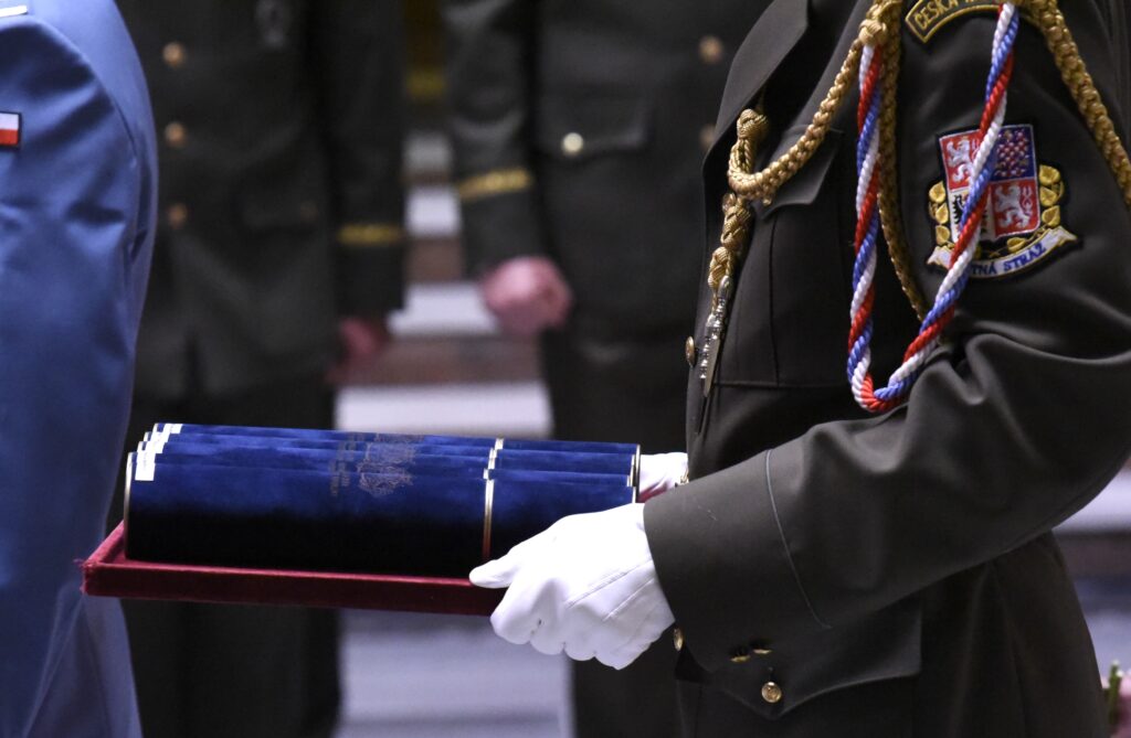 Ocenění dostávali armádní příslušníci v připravených sametových pouzdrech.