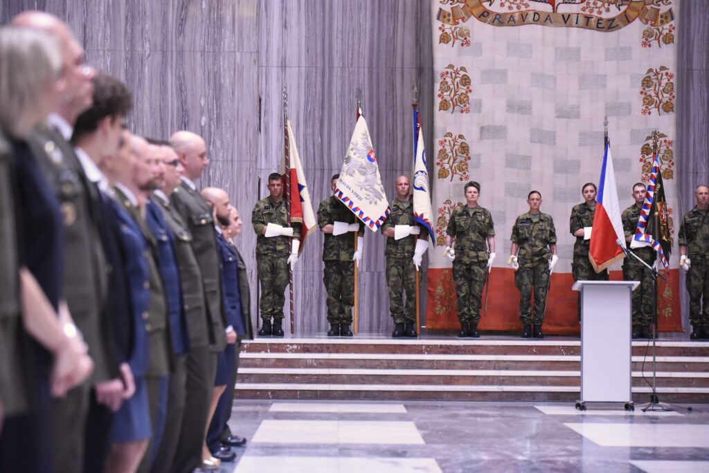 Příslušníci Armády České republiky se podle pokynů seřadili po stranách síně. 