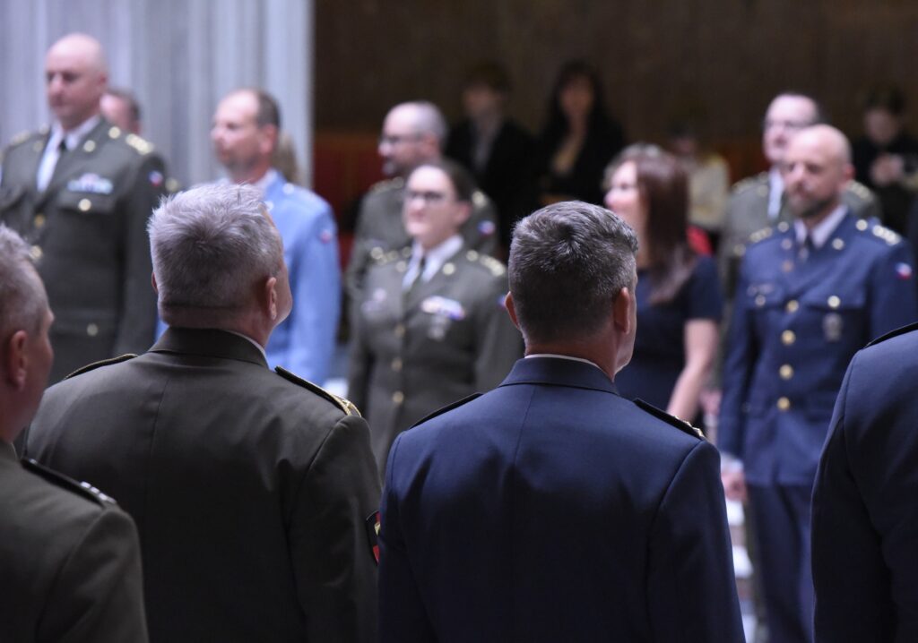 Barvy uniforem od sebe rozlišují členy pozemních a vzdušných sil.  