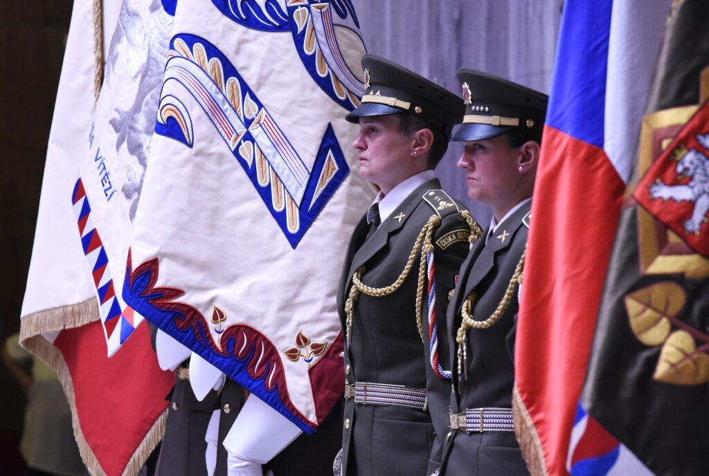 Nechyběla ani přehlídka stráže se státními prapory. 