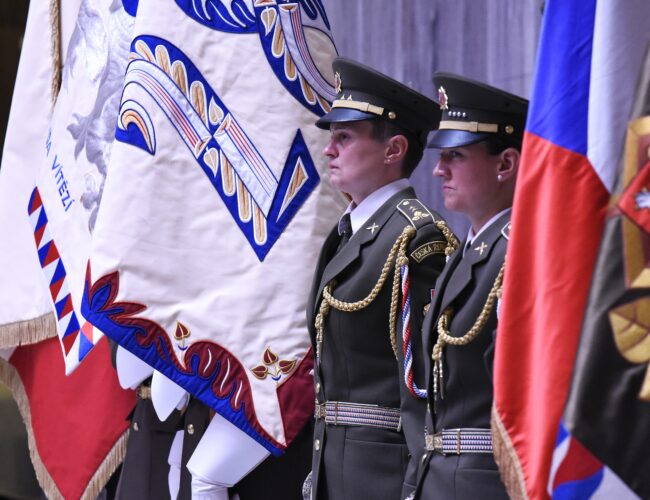 Česká armáda má 20 nových plukovníků, dalších 57 lidí obdrželo armádní vyznamenání
