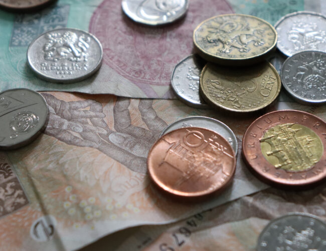 Úrokové sazby jsou stále nad 5 %, může za to i geopolitická situace